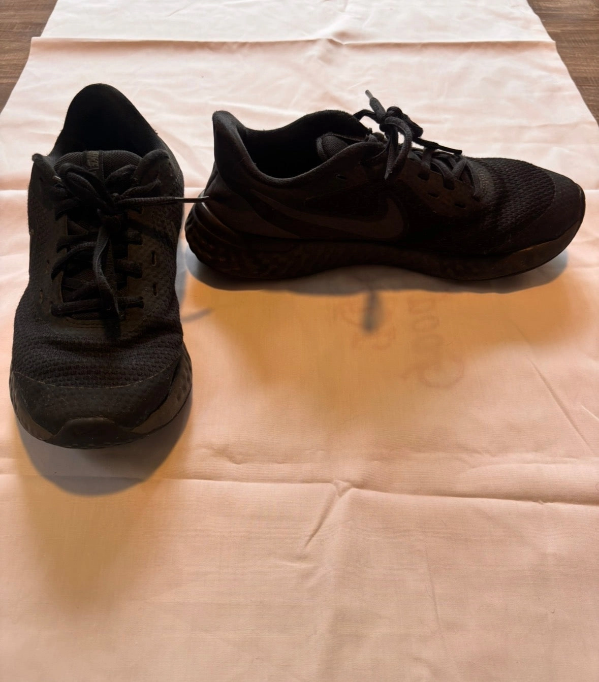 Nike Revolution Shoe GUC - Shoes: 5.5 (Big Kid) Shoes Like Asics