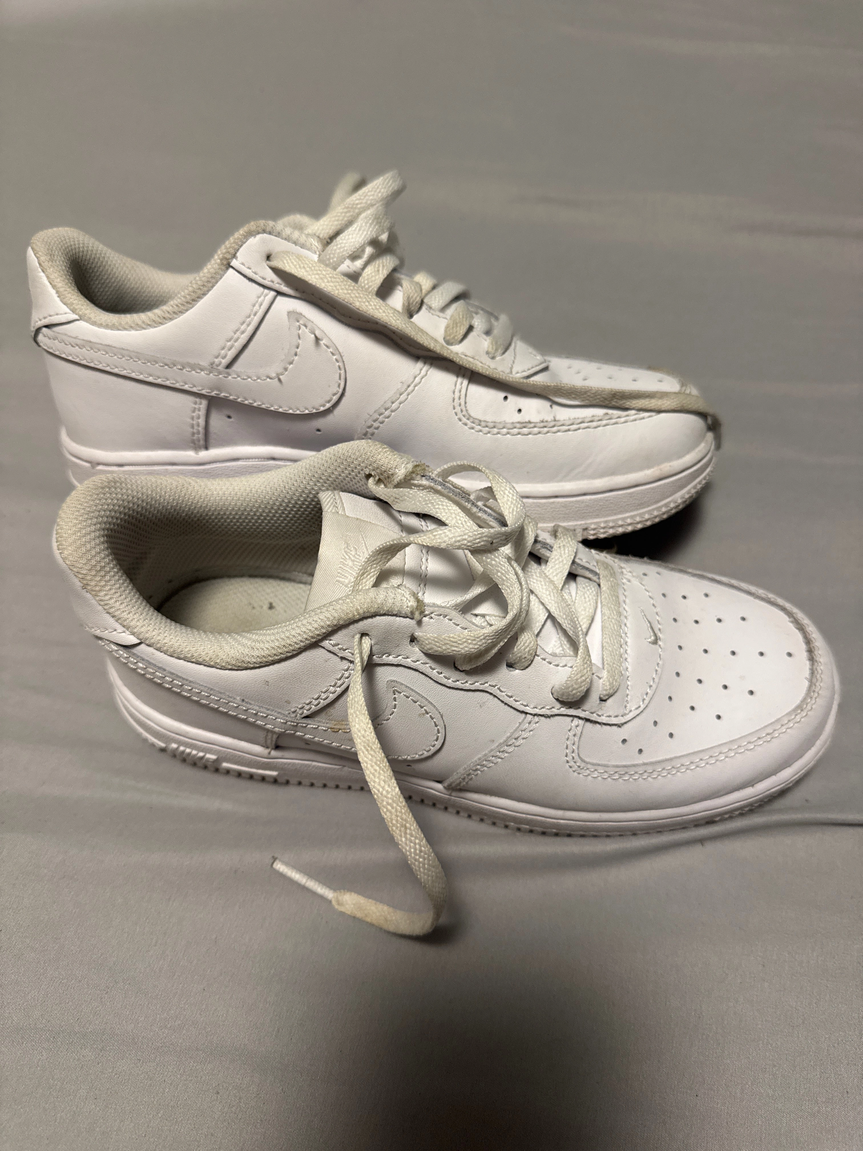 ALL WHITE NIKE Great conditions - Shoes: 2.5 (Little Kid) Asics Running Shoes Carbon