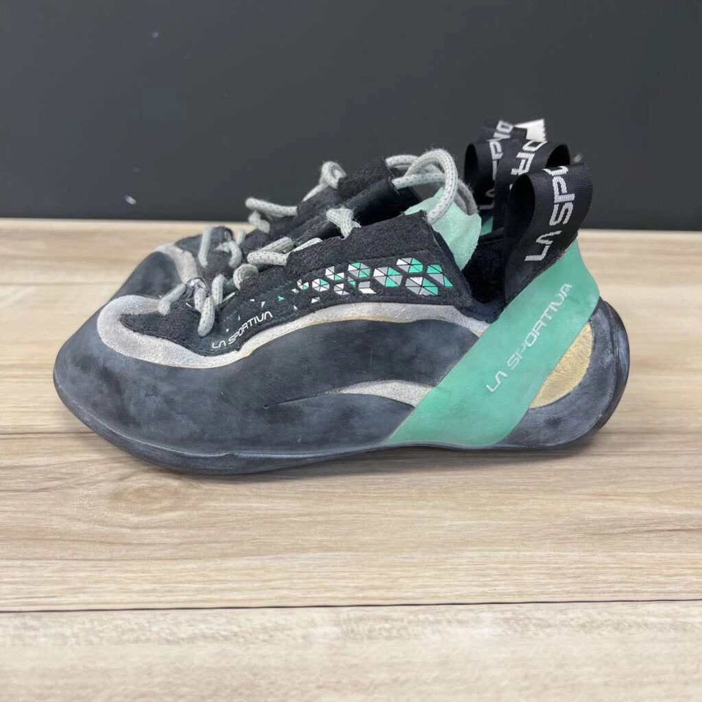 Climbing Shoe Rental Joshua Tree La Sportiva - Miura Climbing Shoes - MSRP compared $228: Blue / Black-unisex-M4 / W5