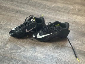Nike soccer cleats Black white logo - Shoes: 2.5 (Little Kid) Amazon Prime Asics Shoes