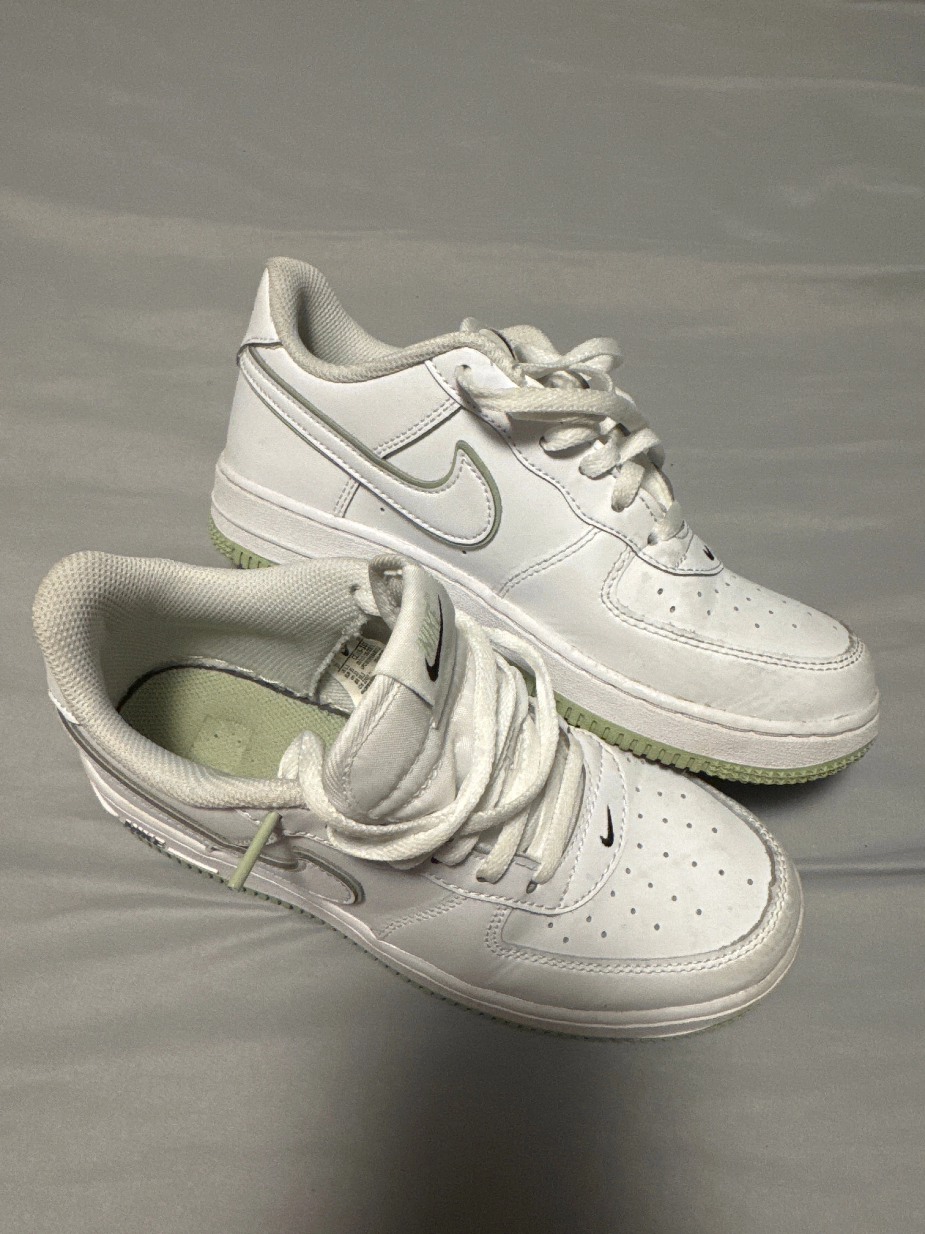 White and green NIKE GREAT condition - Shoes: 3 (Little Kid) Supination Asics Running Shoes